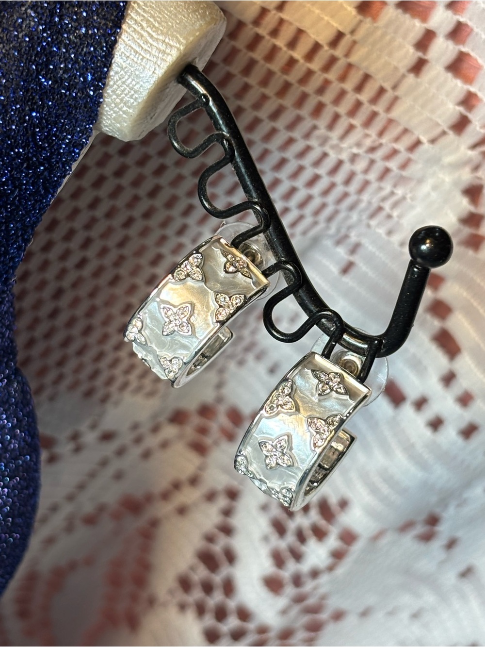 Cashmere Matte White Silver Delicate Quatrefoil Motifs Hoop Earrings 5/8” Floral - Picture 6 of 14